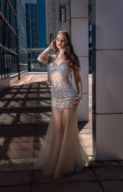 Güzel, moda Kız Giydir modern binanın önünde