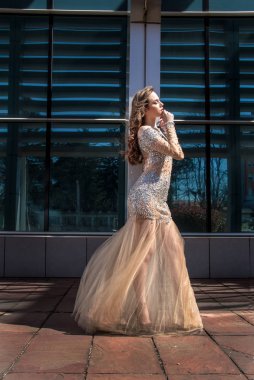 Güzel, moda Kız Giydir modern binanın önünde