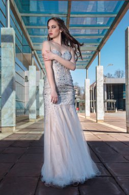 Güzel, moda Kız Giydir modern binanın önünde