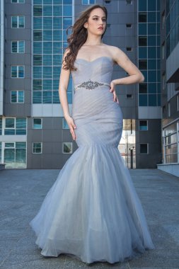 Güzel, moda Kız Giydir modern binanın önünde