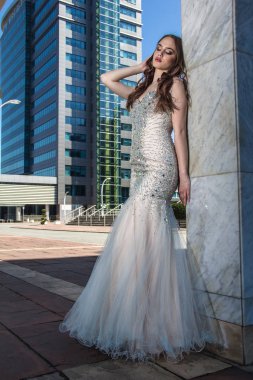 Güzel, moda Kız Giydir modern binanın önünde