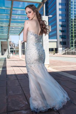 Güzel, moda Kız Giydir modern binanın önünde