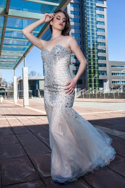 Güzel, moda Kız Giydir modern binanın önünde