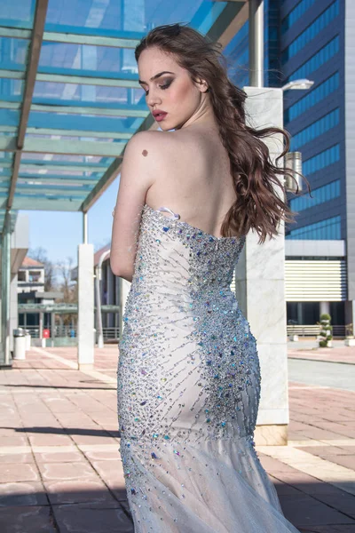 Güzel, moda Kız Giydir modern binanın önünde