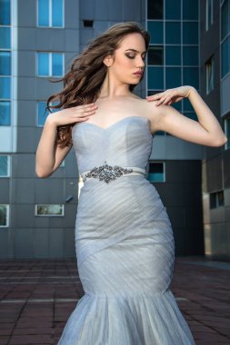 Güzel, moda Kız Giydir modern binanın önünde