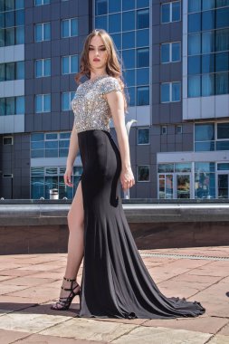 Güzel, moda Kız Giydir modern binanın önünde