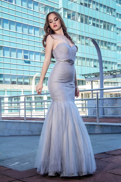 モダンな建物の前でドレスの美しい おしゃれな女の子 — ストック写真