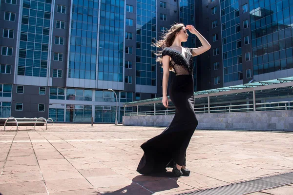 Hermosa Chica Moda Vestido Delante Del Edificio Moderno — Foto de Stock