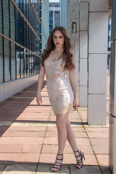 Hermosa Chica Moda Vestido Delante Del Edificio Moderno — Foto de Stock