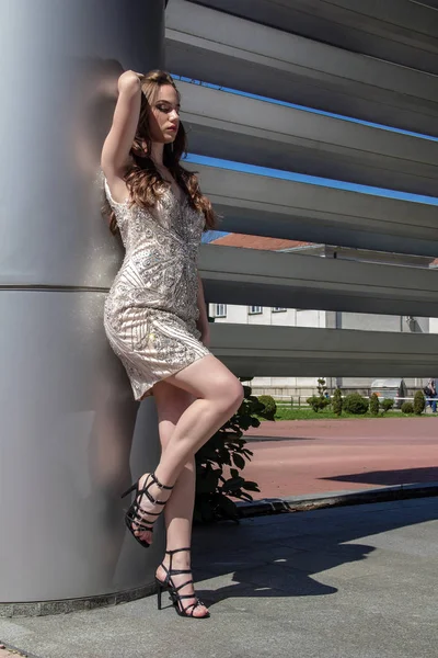 Модная Девушка Платье Перед Современным Зданием — стоковое фото