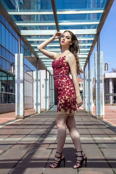 Menina Bonita Elegante Vestido Frente Edifício Moderno — Fotografia de Stock
