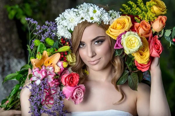 花の花輪で美しい女性の夏の夕暮れ — ストック写真