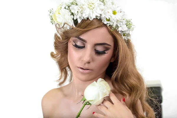 Een Vrouw Met Bloemen Een Witte Achtergrond — Stockfoto