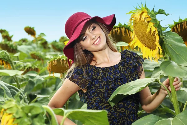 Portret Van Een Mooie Vrouw Met Een Witte Strohoed — Stockfoto