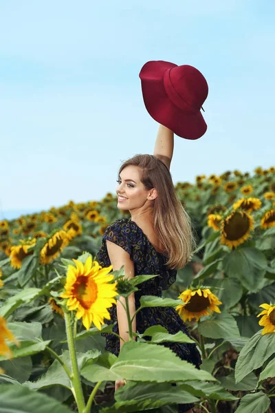 Lycklig Ung Kvinna Går Blommande Solrosfält Kasta Hatt Upp Och — Stockfoto