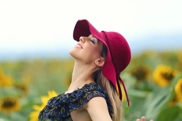 Šťastná Mladá Žena Kráčí Kvetoucí Slunečnice Pole Házet Klobouk Nahoru — Stock fotografie