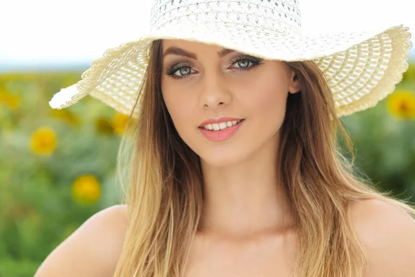 Joven Hermosa Mujer Con Sombrero Girasol — Foto de Stock