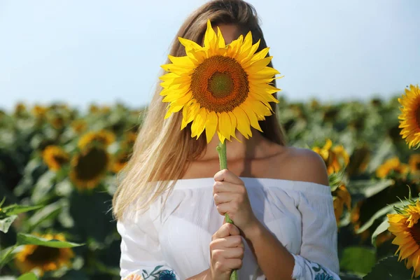 Portrét Mladé Krásné Blond Dívky Stylovým Make Upem Slunečnicí — Stock fotografie