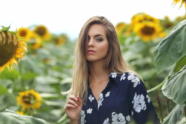 Portrét Mladé Krásné Sexy Ženy Slunečnici — Stock fotografie