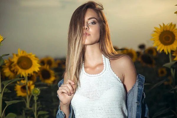Porträt Einer Jungen Schönen Sexy Frau Sonnenblume — Stockfoto