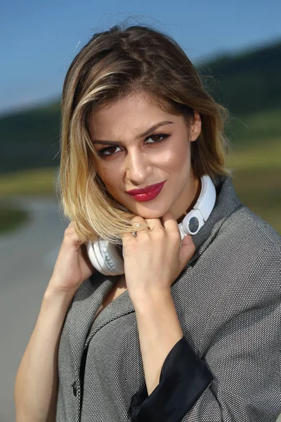 Güzel Genç Bir Kadın Müzik Dinleyerek Kulaklıktan Keyif Alıyor — Stok fotoğraf