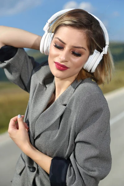 Hermosa Mujer Joven Disfrutando Los Auriculares Escuchar Música — Foto de Stock