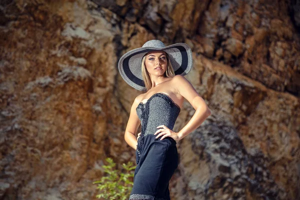 Joven Hermosa Mujer Vestido Verano Posando Sobre Fondo Roca —  Fotos de Stock