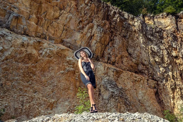 Mladá Krásná Žena Letních Šatech Pózovat Proti Rocku Pozadí — Stock fotografie