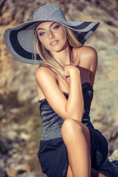 Joven Hermosa Mujer Vestido Verano Posando Sobre Fondo Roca —  Fotos de Stock