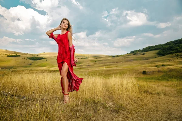 Piękna Blondynka Letniej Czerwonej Sukience Spaceruje Polu Górskim — Zdjęcie stockowe