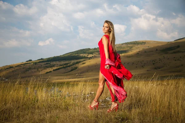Eine Schöne Blondine Einem Sommerroten Kleid Geht Über Ein Bergfeld — Stockfoto