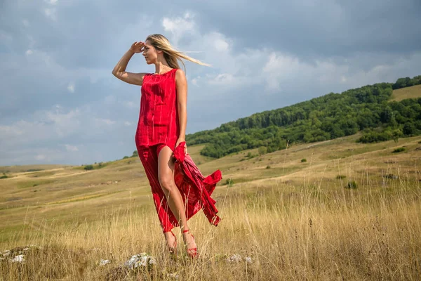 Piękna Blondynka Letniej Czerwonej Sukience Spaceruje Polu Górskim — Zdjęcie stockowe