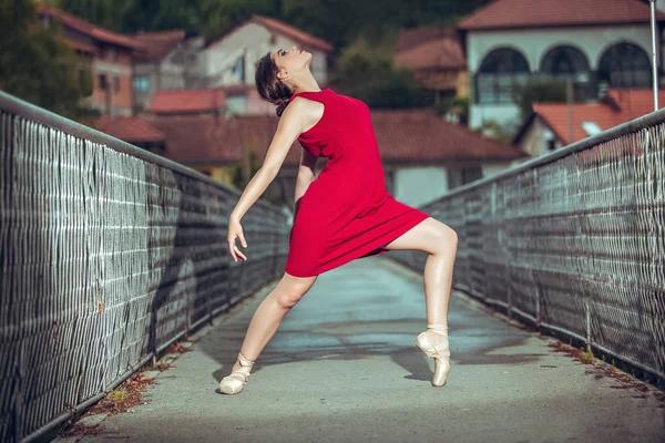 Mladý Krásný Balerína Červených Šatech Tanec Mostě — Stock fotografie