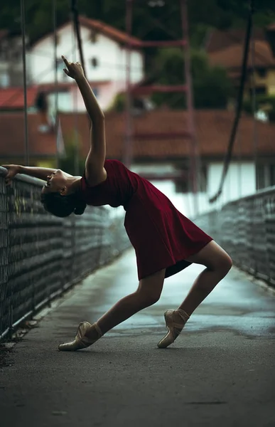 Νεαρή Όμορφη Μπαλαρίνα Κόκκινο Φόρεμα Χορεύει Στη Γέφυρα Royalty Free Εικόνες Αρχείου