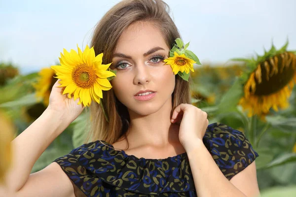 Portrét Mladé Krásné Blond Dívky Stylovým Make Upem Slunečnicí — Stock fotografie
