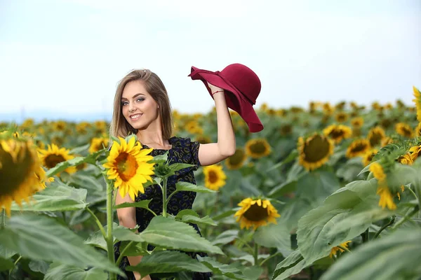 Glückliche Junge Frau Die Blühenden Sonnenblumenfeld Spazieren Geht Den Hut — Stockfoto