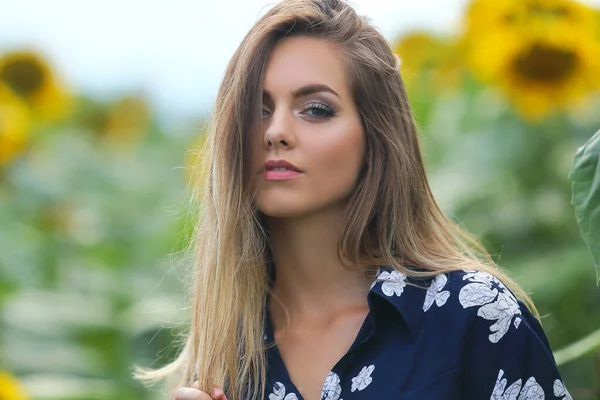 Porträt Einer Jungen Schönen Sexy Frau Sonnenblume — Stockfoto