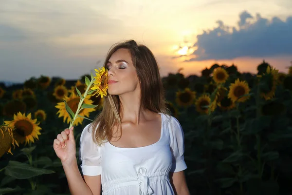 Glückliche Unbeschwerte Sommerfrau Sonnenblumenfeld Frühling — Stockfoto
