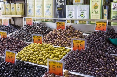 Zeytin ve zeytinyağı tarım ürünleri için bir Pazar Satılık.