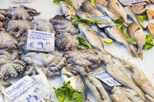 Verscheidenheid aan vis en zeevruchten op lokale markt van Griekenland. — Stockfoto