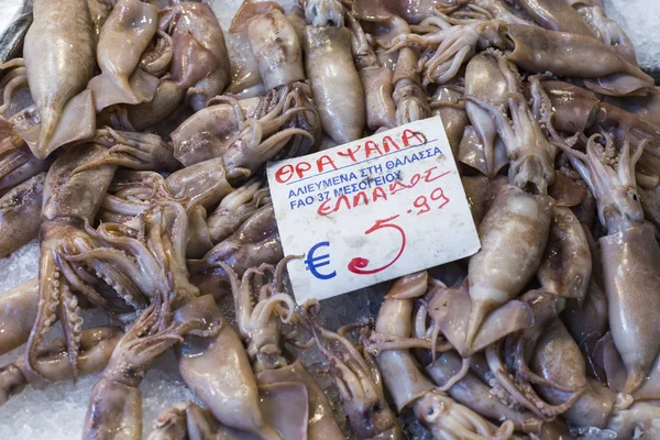 Verscheidenheid aan vis en zeevruchten op lokale markt van Griekenland. — Stockfoto