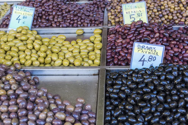Aceitunas y aceite de oliva a la venta en un mercado de productos agrícolas . —  Fotos de Stock