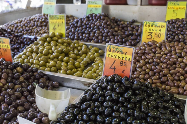 Aceitunas y aceite de oliva a la venta en un mercado de productos agrícolas . —  Fotos de Stock