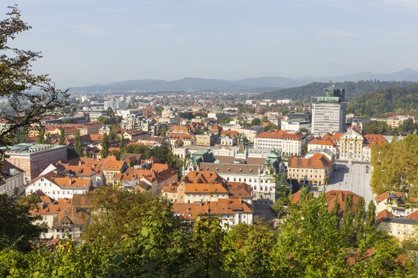 Město Lublaň a zelená krajina, hlavní město S — Stock fotografie