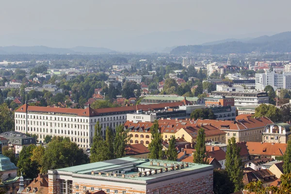 Stadt Ljubljana Architektur und grüne Landschaft, Hauptstadt von Ljubljana — Stockfoto