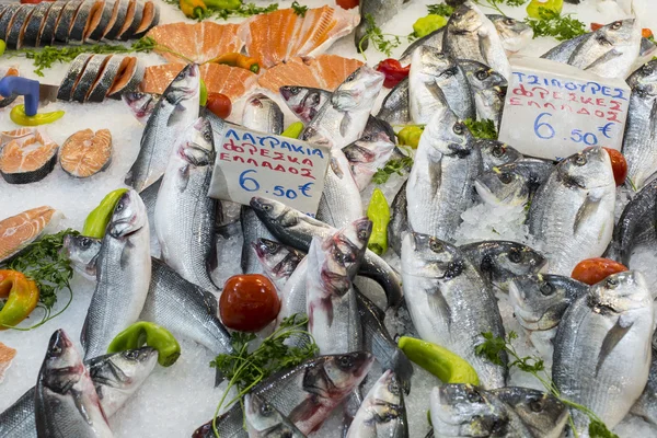 Vielfalt an Fisch und Meeresfrüchten auf dem lokalen griechischen Markt. — Stockfoto