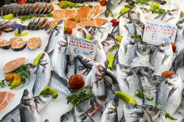 Çeşitli balık ve deniz ürünleri yerel Yunanistan pazarında. — Stok fotoğraf