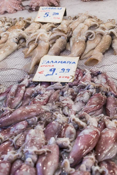 Variedad de pescado y marisco en el mercado griego local . — Foto de Stock
