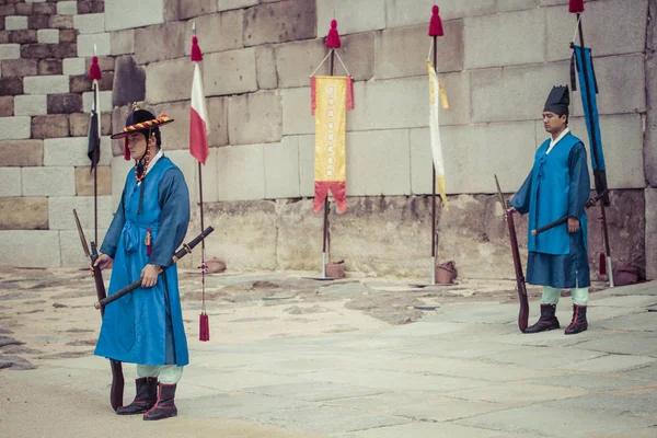 SEOUL - OCTOBER 21, 2016: The Palace guard at Seoul Palace in Ko — Stock Photo, Image