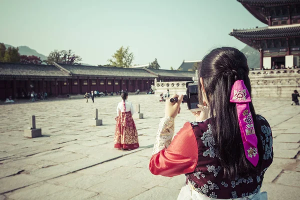 Seoul, Sydkorea - 20 oktober 2016: unga flickor i traditionella — Stockfoto